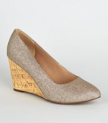 Wide Fit – Gold glitzernde Schuhe mit Keilabsatz aus Kork Für später speichern Von gespeicherten Artikeln entfernen Schuhe aus Kork für Damen